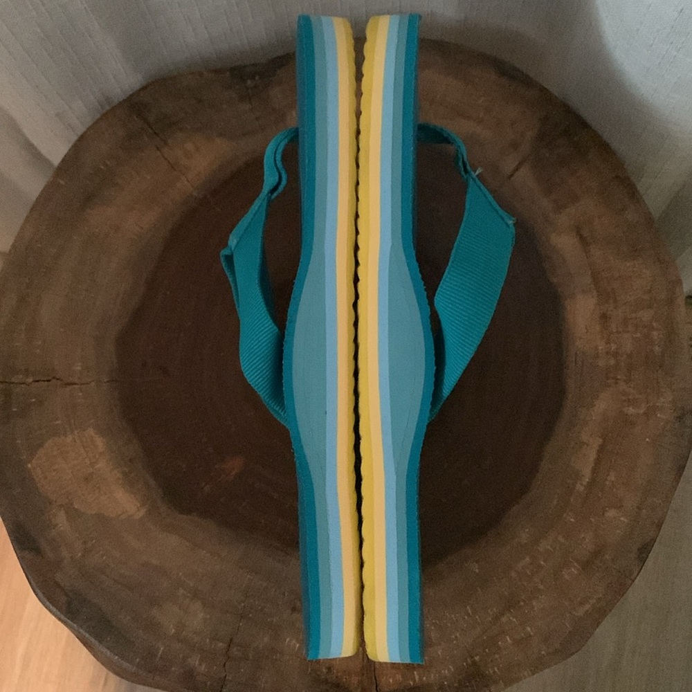 Teva Teal Blue Flip Flops w/yellow sole sz 8 - Picture 3 of 8